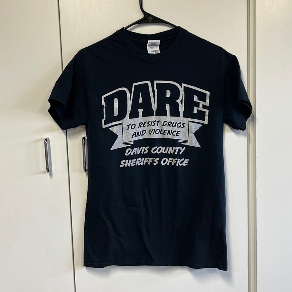D.A.R.E TO RESIST DRUGS AND VIOLENCE. Davis County sheriffs office. Size small.